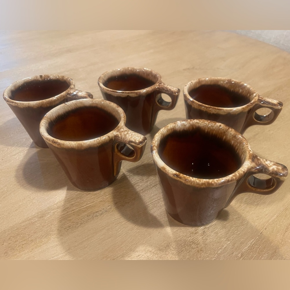 HULL POTTERY OVEN PROOF  
BROWN DRIP COFFEE CUPS
SET OF 5 
MADE IN USA
Vintage